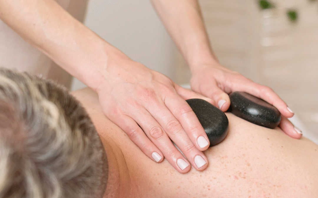 ¡Imagínate sumergirte en un oasis de paz y tranquilidad mientras disfrutas de un masaje de piedras calientes en nuestro spa de lujo!