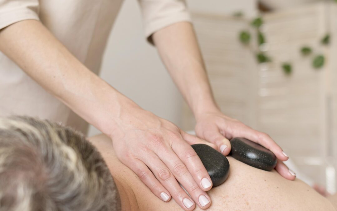 ¡Imagínate sumergirte en un oasis de paz y tranquilidad mientras disfrutas de un masaje de piedras calientes en nuestro spa de lujo!